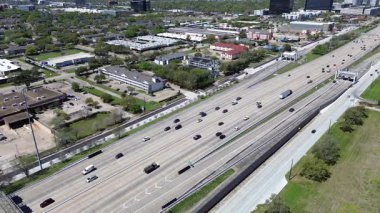 Batı Houston, Teksas 'ta Sam Houston Tollway' de yoğun trafik var. Araçlar arasında yarı kamyonlar, arabalar, otobanda römork, elektronik gişe tahsilatı, üstgeçit var.
