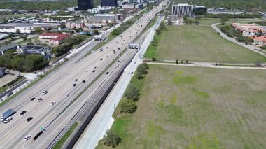Hızlı büyüyen Westchase iş bölgesinde Sam Houston Tollway boyunca geniş boş arazi. Ofis binaları, cam gökdelenler, oteller, apartmanlar, batı Houston, üstgeçit.