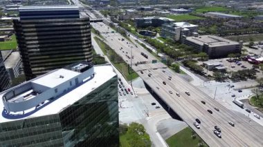 Çatı üstü modern cam ofis binaları, WestChase iş bölgesindeki şirket karargahı, meşgul Sam Houston Tollway ve Richmond Avenue kavşağı, karışık kullanım geliştirme alanı.