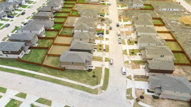 Princeton, Collin County, Teksas 'ta tamamlanmış iki katlı evleri olan yeni yerleşim yerleri inşaat halindeki ahşap evler, ev yapımı çakıl döşemeleri düz, istikrarlı temeller, hava. ABD