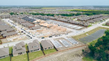 Yeni yerleşim yerlerinde inşaat halindeki ahşap evler Princeton, Kuzeydoğu Collin County 'deki iki katlı evlere taşınmış. ABD