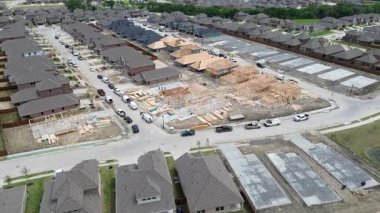 Ev yapımı ahşap ev inşaatçıları, arazi hazırlama, kompakt maruz kalan toprak, Princeton 'da düz, istikrarlı bir temel temel temel oluşturmak için çakıl ekleme, üstgeçit.