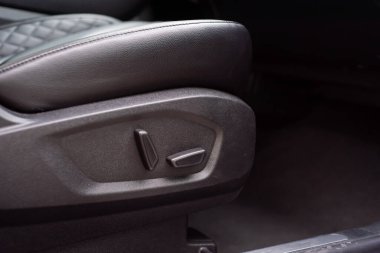 Güç koltuğu ayarlama ayarları, modern SUV arabasının koltuk minderinin alt kısmına basmak veya yüksekliği yükseltmek için kapatılıyor, deri yolcu koltuğu hafıza konumu, düğme kontrollerini ayarlıyor. ABD