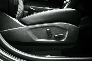 Yan görüş güç ayarlama anahtarları yüksekliği yükseltmek için veya modern SUV arabasının koltuk minderinin alt kısmına basmak için, deri yolcu koltuğu hafıza konumu düğme kontrollerini ayarlamak için. ABD
