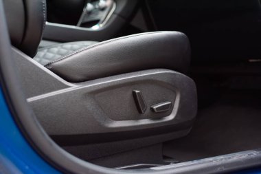 Koltuk ayarlama düğmeleri olan mavi SUV araba, modern aracın koltuk minderinin alt kısmına basmak veya yüksekliği yükseltmek için, deri yolcu koltuğu bellek konumu ayarlama düğmeleri. ABD