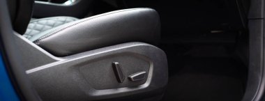 Panorama view güç koltuğu ayarlama anahtarları yüksekliği yükseltmek ya da modern SUV arabasının koltuk minderinin alt kısmına basmak, deri yolcu koltuğu bellek konumu düğme kontrollerini ayarlamak için. ABD