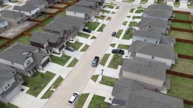 Princeton, Collin County, TX, ahşap çit, üstgeçit gibi iki katlı tamamlanmış evler ve tamamlanmamış binalar inşa edilmiş.