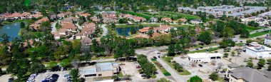 Kuzey Houston, Teksas 'taki işlek alışveriş merkezinin yakınındaki kapalı alanda panorama havadan izole göl kenarındaki evler Vintage Lakes yeşil bölgesinde geniş deniz kıyısındaki tek aile evleri, çeşme. ABD
