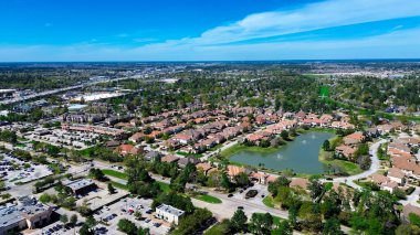 Klasik Göller Mahallesi, Houston banliyöleri, TX, antendeki işlek alışveriş merkezi yakınlarındaki göl kenarındaki tek kişilik aile evleri ve apartman kompleksi kiralama birimlerinin birleşimi. ABD