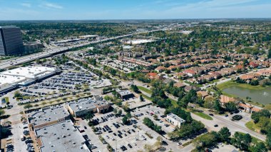 Texas Otoyolu, Tomball Bulvarı, üst geçitli, hızlı büyüyen Kuzey Houston, göl kenarındaki evlerin, alışveriş merkezlerinin, marketlerin karışık kullanımı. ABD