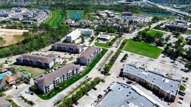 Rıhtımda yüzme havuzları, Texas Otoyolu yakınında 249 numaralı ana şehir dışında park yeri, Houston 'da yeni inşa edilmiş çok katlı kiralık daireler, anten. ABD