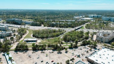 Şirket kampüsü, Texas Otoyolu 249, üst geçitli Tomball Parkway, hızla büyüyen Kuzey Houston bölgesi ofis binaları, alışveriş, kiralama birimleri. ABD