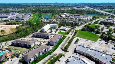 Hızlı büyüyen Vintage Lakes ve Legacy Park 'taki inşaat alanı 249 nolu otoyol boyunca, Houston, Teksas' ın kuzeyinde, çok katlı yeni bina kiralama birimleri, anten. ABD