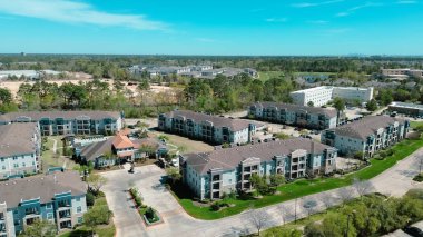 Hızlı büyüyen Vintage Lakes ve Legacy Park 'taki inşaat alanı 249 nolu otoyol boyunca, Houston, Teksas' ın kuzeyinde, çok katlı yeni bina kiralama birimleri, anten. ABD