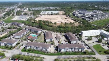 Louetta Road, Kuzey Houston boyunca yüksek voltajlı elektrik santrali ve inşaat alanı havuzlu bir apartman dairesi, yeşil barışçıl Vintage Lakes bölgesinde büyük planlanan topluluk, üstgeçit.