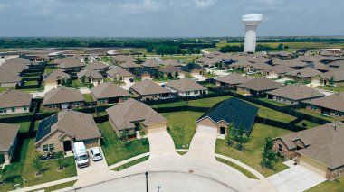 New Home Mahallesi 'ndeki Princeton su kulesi. Büyük inşaat sahasının yanında temel hazırlıkları var. İki katlı büyük banliyö evleri, güneş enerjisiyle büyüyen Dallas banliyöleri. ABD