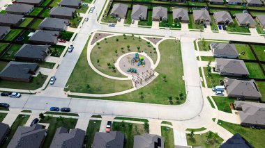 Princeton 'daki yeni inşaat mahallesindeki çocuk parkı çocukları. Dallas' ın banliyölerinde, Collin County, Kuzey Teksas 'ta hızla büyüyen güneş enerjili çatısı olan iki katlı büyük banliyö evleri. ABD
