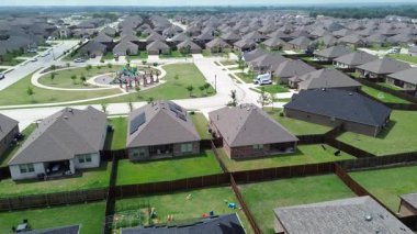 Yeni inşaatlar, güneş enerjisiyle döşenmiş iki katlı evler ve Princeton 'ın banliyölerindeki çocuk parkı Dallas Metroplex' te, hızla büyüyen Collin County, Kuzey Teksas 'taki lüks banliyö evleri.