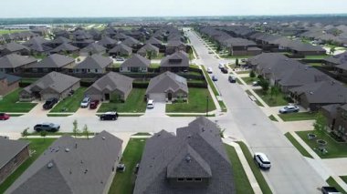 Yeni inşa edilen iki katlı çatı evleri büyük yerleşim caddesi boyunca, Myrick Lane, Princeton banliyölerinde Dallas, Collin County, Kuzey Teksas 'ta hızla büyüyen lüks banliyö evleri, üstgeçit.