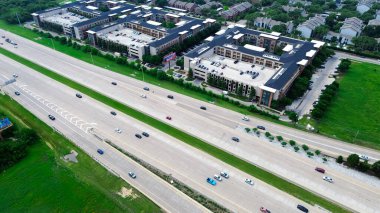 Dallas Parkway yakınlarındaki çatı katı apartmanı, Başkan George Bush Turnpike, Plano 'daki ön yol, Dallas Fort Worth Metroplex' in banliyösü, modern kiralama birimleri hızlı büyüyen bölge, anten. ABD