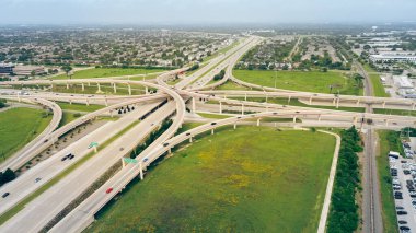 Dallas Master planlı karışık kullanılmış evler, apartman kompleksi, çok katlı kavşağın yanındaki oteller, Dallas North Tollway karayolu köprüsü, Başkan George Bush gişesi. ABD