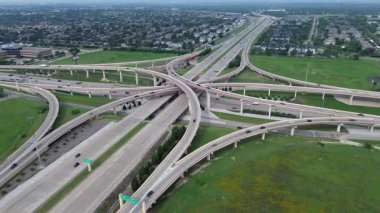Çok katlı modern yığınlar Dallas Parkway, North Tollway üzerinde kavşak kavşağı ve trafik hareketi, Plano Parkway yakınlarındaki Başkan George Bush gişesi, karayolu viyadük