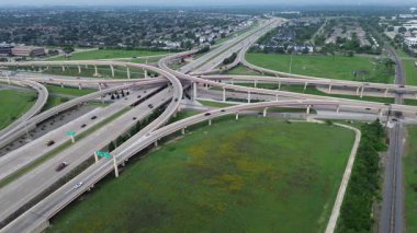 Dallas Parkway, North Tollway üzerinde kavşak kavşağı, Plano Parkway yakınlarındaki Başkan George Bush otoyolu, karayolu viyameti, üstgeçit.