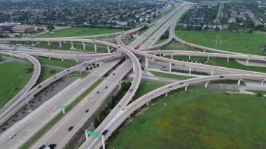 DFW Metroplex ustası karışık kullanılmış evler, apartman kompleksi, çok katlı kavşağın yanındaki oteller, Dallas Kuzey Tollway karayolu köprüsü, George Bush gişesi