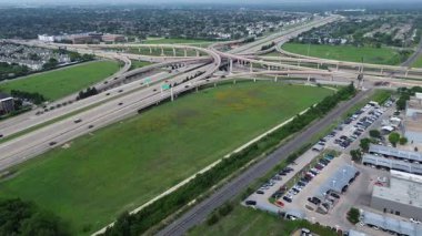 Otoyol kavşağı yakınında çok katlı park yerleri olan araba satıcısı, Dallas Kuzey Tollway karayolu köprüsü, Başkan George Bush otoyolu, Dallas Metroplex Plano banliyösü, üstgeçit