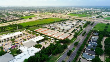 Dallas Metroplex çok katlı kavşak kavşağı, karayolu, viyadük, karma kullanım geliştirme alanı iş parkı kampüsü, depolama, oto galerisi, konut evleri, apartman kompleksi. ABD