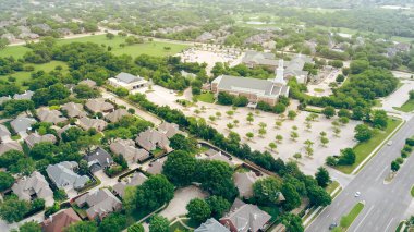 Park, golf kulübü, West Plano Parkway boyunca iki katlı evler, Dallas Metroplex 'in hızlı büyüyen banliyölerinde lüks semt yeşil alanı olan büyük bir kilise. ABD