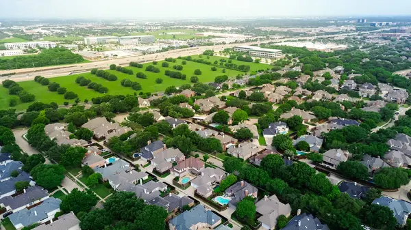 Dallas Kuzey Tollway boyunca ağaçlarla kaplı boş arazi hızla büyüyen karma kullanım alanı iş parkı kampüs binaları, West Plano Parkway boyunca lüks yerleşim evleri. ABD