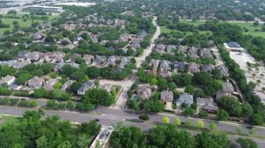 Batı Plano Parkway, Dallas North Tollway, göl kenarındaki malikaneler, güneş paneli çatısı, lüks banliyölerdeki modern havuzlar, Steeplechase Park ve Balkones Drive yakınlarındaki yeşil alan boyunca yoğun trafik var.