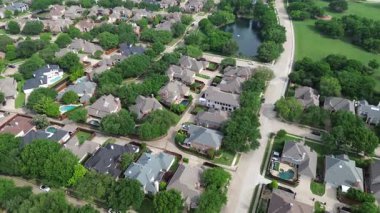 Güneş paneli çatısı olan Lakeside malikaneleri, lüks banliyölerde modern yeraltı havuzları Steeplechase Park ve Balkones yakınlarında yeşil alanlar Plano, Teksas 'ta, Dallas' ın banliyölerinde, üstgeçitlerde