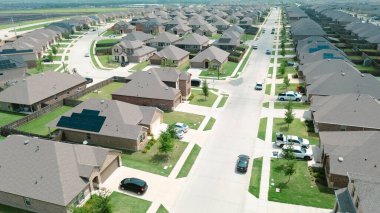 Huzurlu iskan caddesi, yeni inşaat evlerinin bulunduğu bölgede. Princeton, Collin County, Teksas 'ta hızla büyüyen güneş çatısı, temiz enerji verimliliği, DFW metroplex. ABD