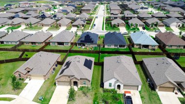 Princeton, Collin County, Kuzey Teksas 'ta hızla büyüyen güneş paneli çatıları olan yeni inşaat evi Dallas Fort Worth Metroplex banliyölerinde temiz enerji verimliliği, lüks konut binası. ABD