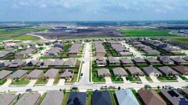 İnşaat alanında vakıf hazırlığı, modern banliyö evlerinin güneş paneli çatısı, hızla büyüyen Princeton, Collin County, Teksas 'ta yeni gelişim alanı, temiz enerji verimliliği evi. ABD