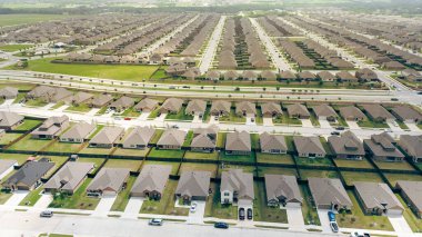 Princeton, Collin County, Kuzey Teksas 'ta hızla büyüyen Beauchamp Bulvarı' nda büyük planlı bir topluluk. Solar çatılı yeni inşaat banliyöleri, büyük arka bahçeli ahşap çitler. ABD