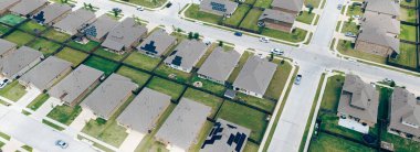 Panorama hava manzaralı geniş arka bahçeli çimenlik Princeton, Collin County, Teksas 'ta hızla büyüyen yeni inşaat evleri temiz enerji verimliliği DFW metroplex, lüks yerleşim alanı. ABD
