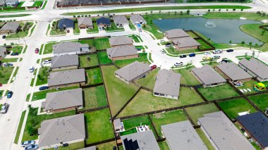 Lakeside 'ın Myrick Lane boyunca hızla büyüyen Princeton, Collin County, Kuzey Teksas' taki yeni inşaat evleri, temiz enerji verimliliği DFW metroplex, lüks deniz kenarı yerleşim alanı. ABD