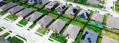 Panorama hava manzaralı geniş arka bahçeli çimenlik Princeton, Collin County, Teksas 'ta hızla büyüyen yeni inşaat evleri temiz enerji verimliliği DFW metroplex, lüks yerleşim alanı. ABD