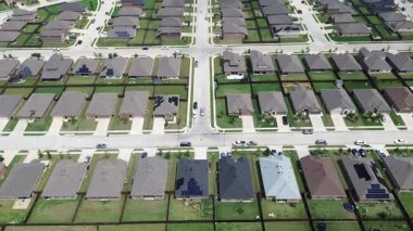 Princeton, Collin County, Kuzey Teksas 'ta hızla büyüyen güneş paneli çatıları olan iki katlı banliyö evleri temiz enerji verimliliği DFW metropleks, büyük arka bahçe.