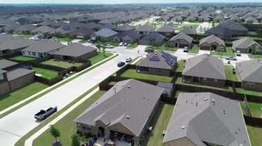 Princeton, Collin County, Teksas 'ta hızla büyüyen güneş çatıları, DFW Metroplex' in temiz enerji verimliliği, garaj satışı giyim rafları.