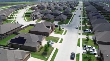 Yerleşim yerinin yeni banliyö mahallesi modern evler inşaat alanı temeline yakın güneş paneli çatısı hızla büyüyen Princeton, Collin County, Teksas enerji verimliliği evi.