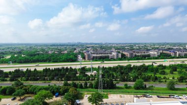 Kuzey Dallas 'taki işlek Başkan George Bush otoyolu ve demiryolu boyunca yaşayan lüks apartman kompleksi şehir, hızla büyüyen banliyöler planlanan kamu kiralama birimleri, evler. ABD