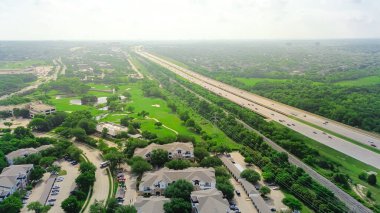 Kuzey Dallas şehir vahası yeşillik alanı işlek Başkan George Bush otoyolu ve demiryolu boyunca hızla büyüyen ana yerleşim alanı golf sahası, daire kiralama birimleri, evler. ABD