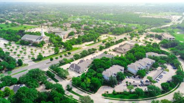 Kuzey Dallas 'taki topluluk kilisesi planlanmış çok katlı apartman kompleksi kapalı otopark, konut evleri, golf sahası, Plano Parkway boyunca yemyeşil park, anten. ABD
