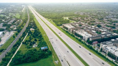Kuzey Dallas 'taki işlek Başkan George Bush otoyolu ve demiryolu boyunca yaşayan lüks apartman kompleksi şehir, hızla büyüyen banliyöler planlanan kamu kiralama birimleri, evler. ABD