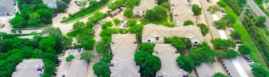 Panorama hava görüntüsü, Kuzey Dallas, Teksas 'taki modern apartman kompleksindeki park ve bağımsız garajı, çok katlı kiralık daireleri, yemyeşil ağaçları ve DFW Metroplex' te hızla büyüyen alanı kapsıyordu. ABD