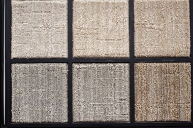 Teksas 'taki hırdavatçı dükkanındaki halı örneklerini kapatın. Saf renk polyester doku lekesi, toprak dirençli halılar, dayanıklı polipropilen, yüksek performanslı halı lifleri. ABD